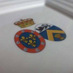 armoiries princières sur porcelaine